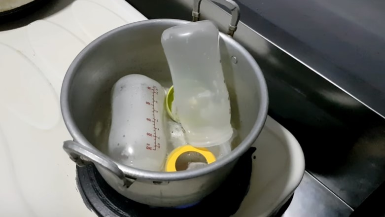 Tanpa sterilizer, ini cara praktis steril botol susu bayi