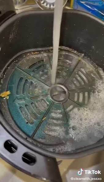 Cara mudah mencuci air fryer, noda dan sisa minyak auto hilang