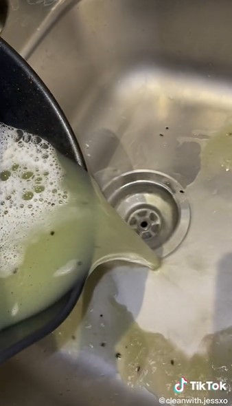 Cara mudah mencuci air fryer, noda dan sisa minyak auto hilang
