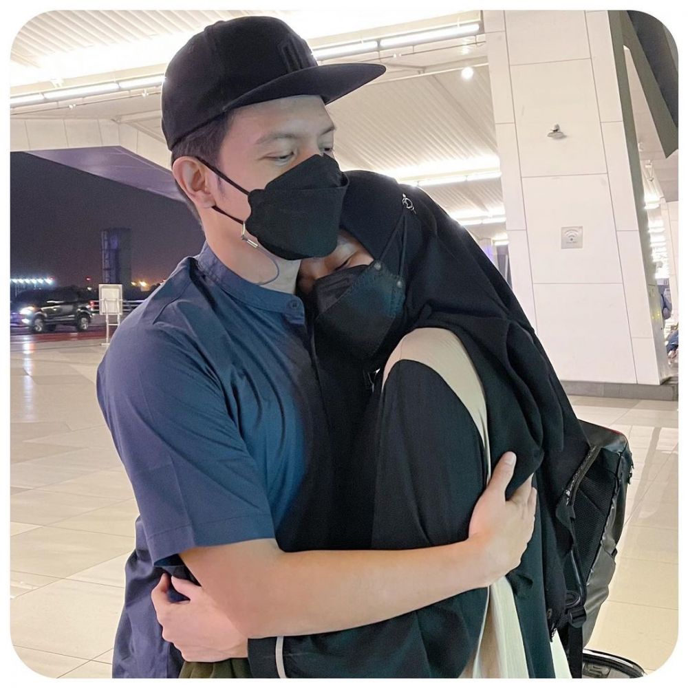 Dhini Aminarti-Dimas Seto berbagai sumber Dhini Aminarti-Dimas Seto berbagai sumber