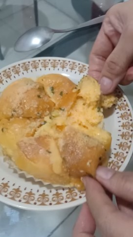 Cara hangatkan roti pakai panci, jadi lembut lagi tanpa diberi air