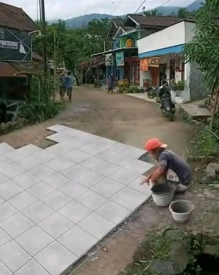 Potret nyeleneh benerin jalan Berbagai sumber