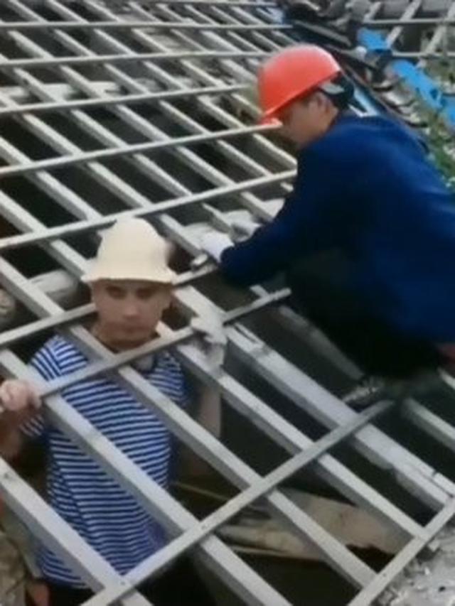 momen apes kuli bangunan terjebak © berbagai sumber