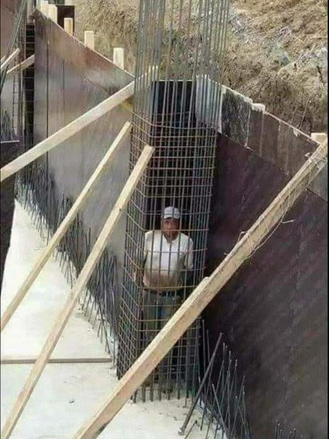 momen apes kuli bangunan terjebak © berbagai sumber