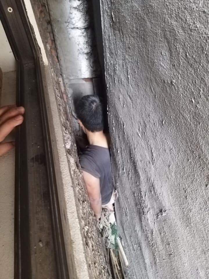 momen apes kuli bangunan terjebak © berbagai sumber momen apes kuli bangunan terjebak © berbagai sumber