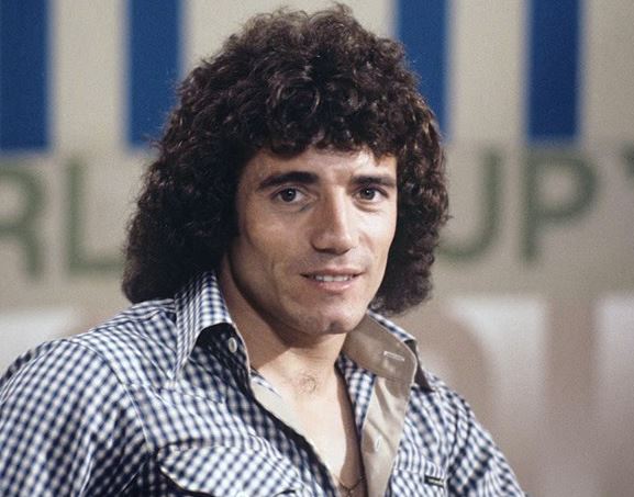 Daftar pemain Piala Dunia berkarier di bidang musik, jago olah suara