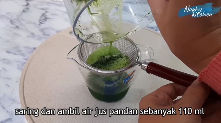 5 Trik bikin kue putu ala rumahan, pakai cetakan daun pisang
