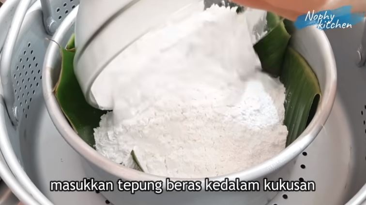 5 Trik bikin kue putu ala rumahan, pakai cetakan daun pisang