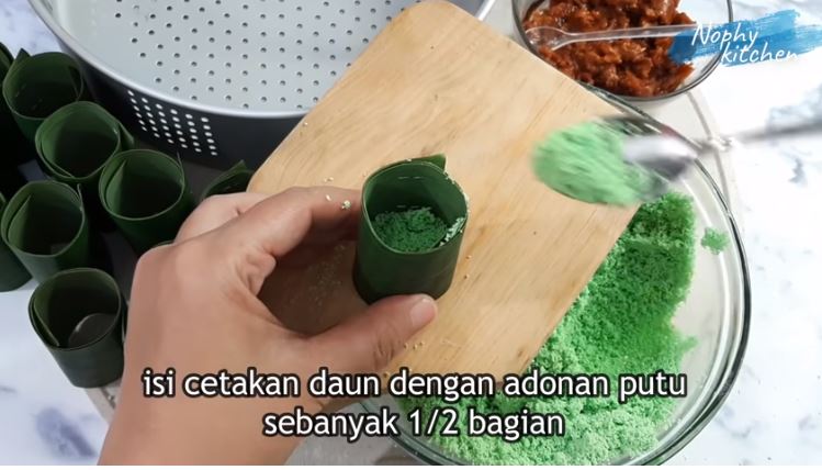 5 Trik bikin kue putu ala rumahan, pakai cetakan daun pisang