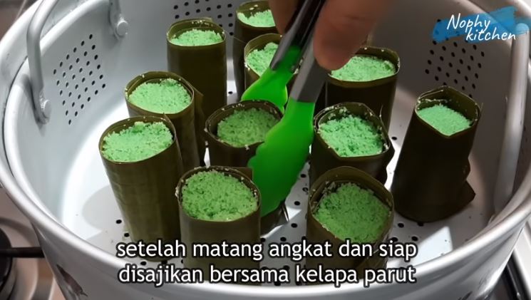 5 Trik bikin kue putu ala rumahan, pakai cetakan daun pisang