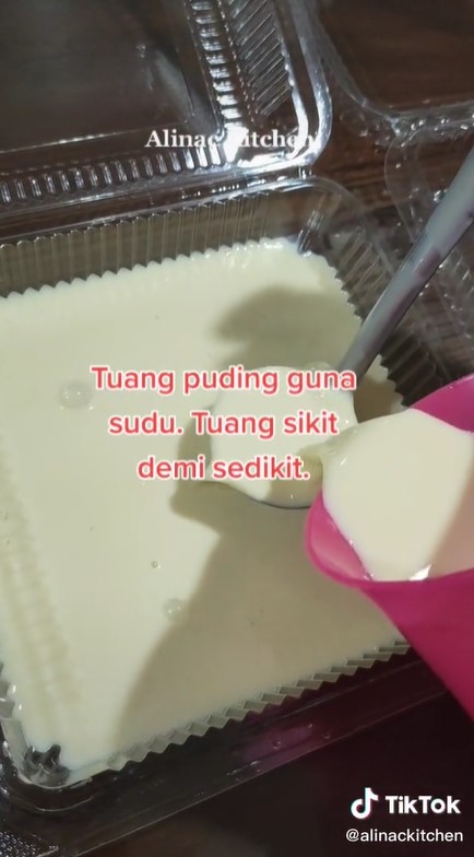 Cara menuang puding di cetakan plastik agar tak rusak dan tetap cantik