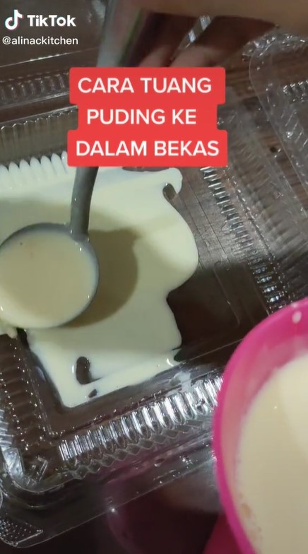 Cara menuang puding di cetakan plastik agar tak rusak dan tetap cantik