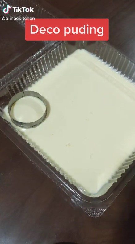 Cara menuang puding di cetakan plastik agar tak rusak dan tetap cantik
