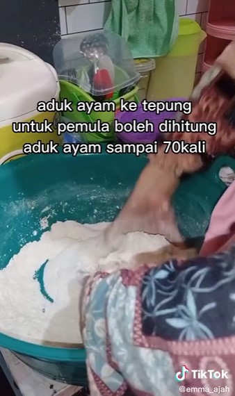 Cara jitu mengaduk ayam kentucky agar hasilnya keriting dan krispi