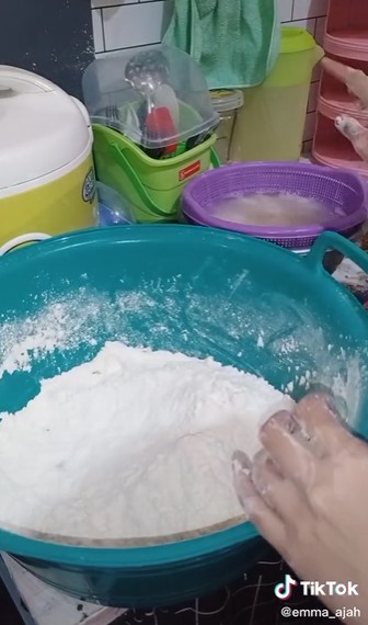 Cara jitu mengaduk ayam kentucky agar hasilnya keriting dan krispi