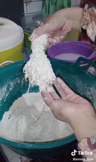 Cara jitu mengaduk ayam kentucky agar hasilnya keriting dan krispi