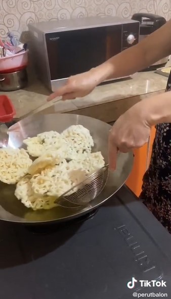 Trik goreng kerupuk bangka agar renyah dan nggak bantat