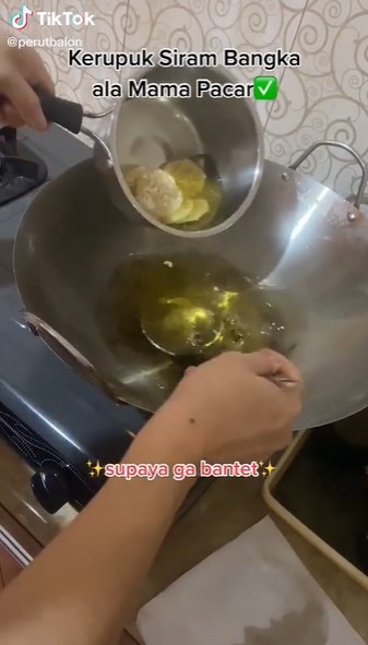 Trik goreng kerupuk bangka agar renyah dan nggak bantat