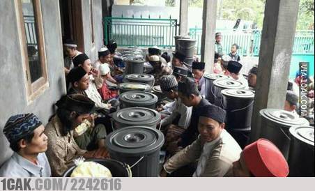 dapat makanan hajatan kocak isinya © berbagai sumber