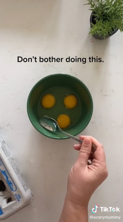 Trik mudah mengambil serpihan cangkang telur tanpa bikin tangan kotor