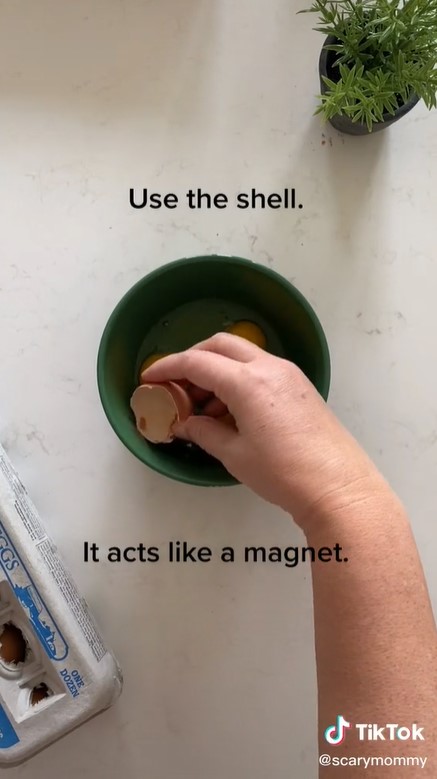 Trik mudah mengambil serpihan cangkang telur tanpa bikin tangan kotor