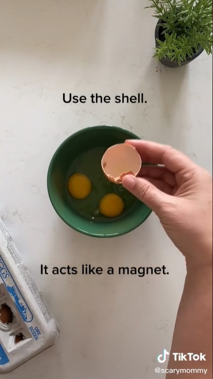 Trik mudah mengambil serpihan cangkang telur tanpa bikin tangan kotor