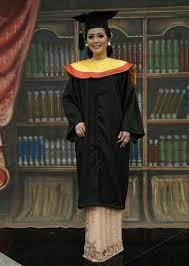seleb wisuda sarjana di usia 30 tahun lebih © berbagai sumber seleb wisuda sarjana di usia 30 tahun lebih © berbagai sumber