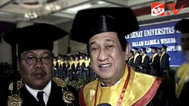 seleb wisuda sarjana di usia 30 tahun lebih © berbagai sumber seleb wisuda sarjana di usia 30 tahun lebih © berbagai sumber