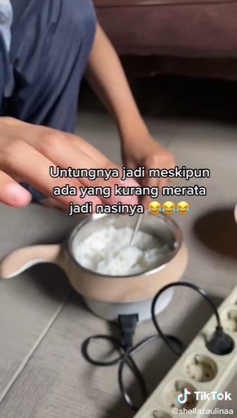 Cara anak kos masak nasi pakai panci elektrik ini bikin geregetan