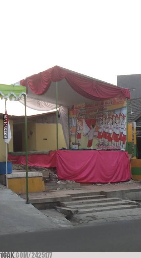 orang bikin panggung nyeleneh banget © berbagai sumber