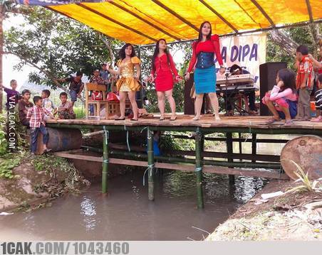orang bikin panggung nyeleneh banget © berbagai sumber