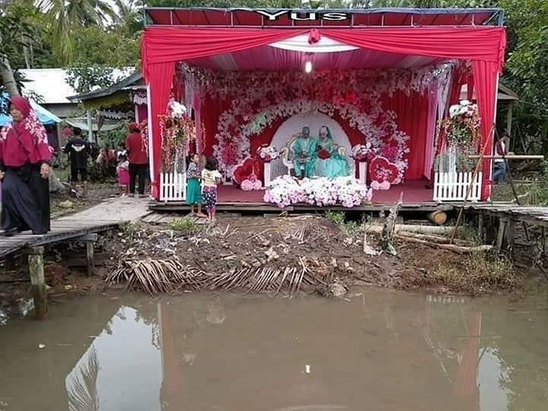 orang bikin panggung nyeleneh banget © berbagai sumber