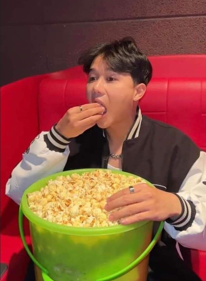 11 Potret lucu orang beli popcorn di bioskop, wadah bikin salah fokus