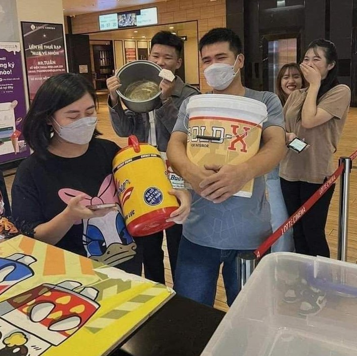 11 Potret lucu orang beli popcorn di bioskop, wadah bikin salah fokus