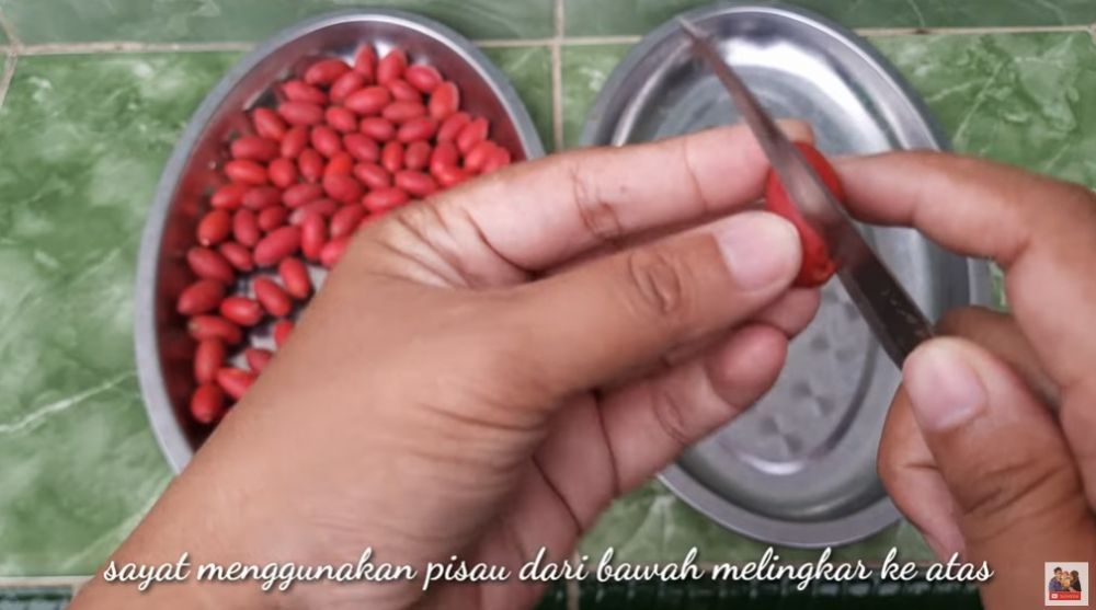 Mudah ditiru, ini cara kupas kulit melinjo agar hasilnya rapi