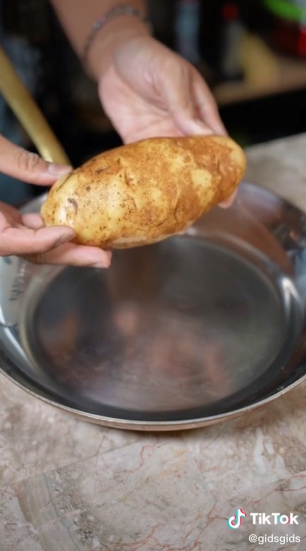 Pemula wajib tahu, ini trik menggoreng agar tak kena cipratan minyak