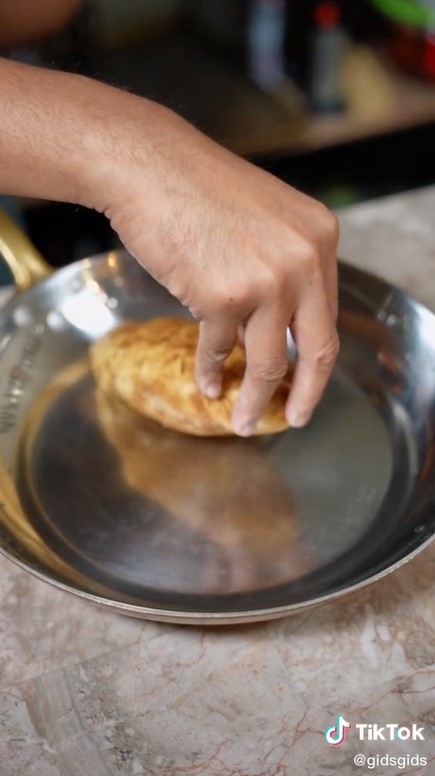 Pemula wajib tahu, ini trik menggoreng agar tak kena cipratan minyak