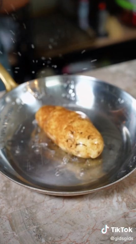 Pemula wajib tahu, ini trik menggoreng agar tak kena cipratan minyak