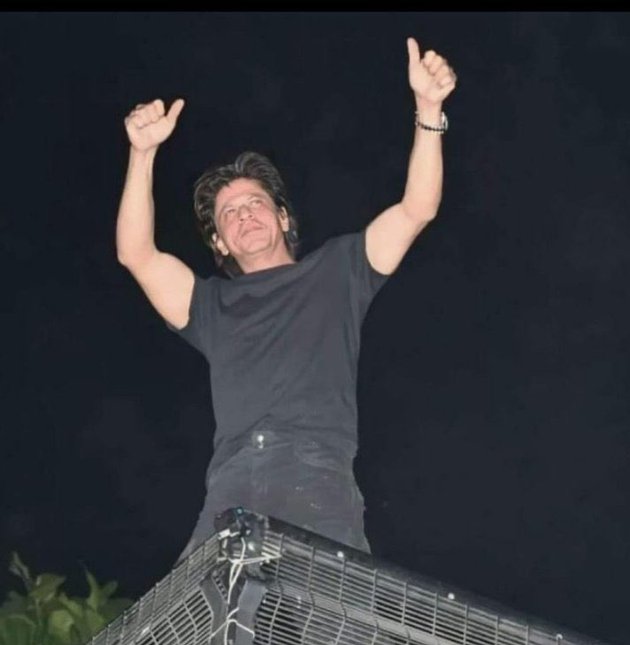 10 Momen ultah Shah Rukh Khan ke-57, rumahnya dikunjungi ratusan fans