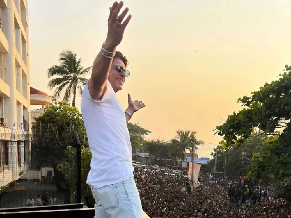10 Momen ultah Shah Rukh Khan ke-57, rumahnya dikunjungi ratusan fans