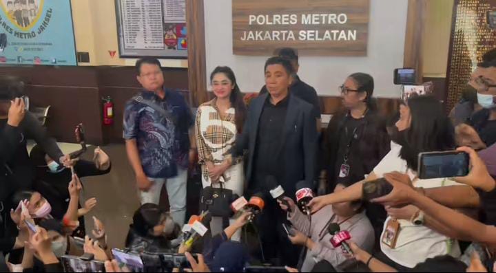 11 Kontroversi Dewi Perssik, pencekalan hingga sayembara Rp 100 juta