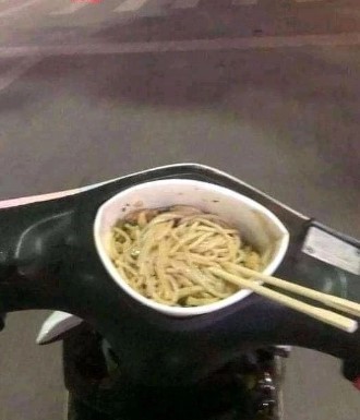 Potret kocak orang nggak bisa tahan lapar © 2022 berbagai sumber