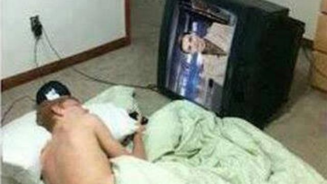 Aksi nyeleneh orang saat nonton TV © berbagai sumber