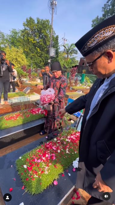 7 Momen Haji Faisal ziarah makam Vanessa-Bibi, tangis oma Gala pecah