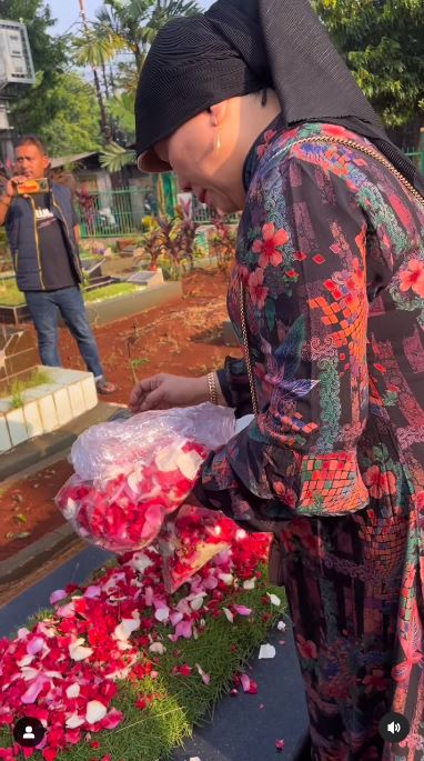 7 Momen Haji Faisal ziarah makam Vanessa-Bibi, tangis oma Gala pecah