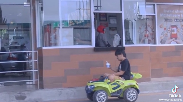 potret nyeleneh orang pesan makanan drive thru © berbagai sumber potret nyeleneh orang pesan makanan drive thru © berbagai sumber