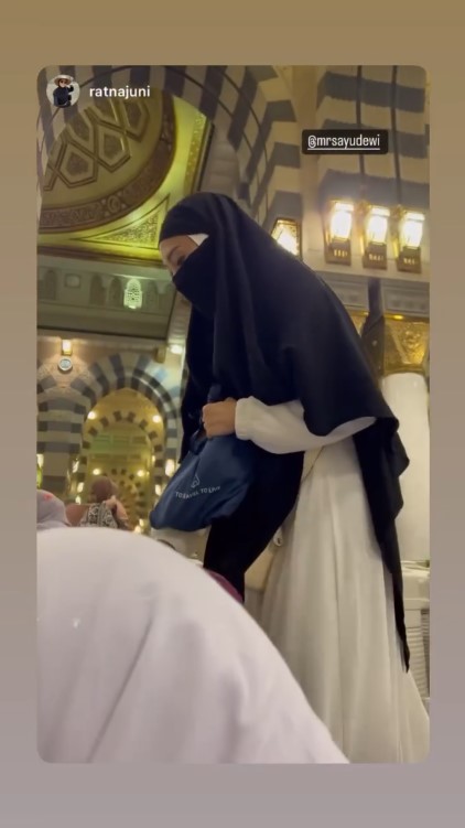 Ayu Dewi Regi Datau umrah © Instagram