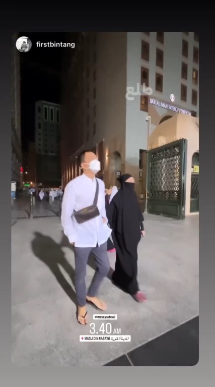 Ayu Dewi Regi Datau umrah © Instagram