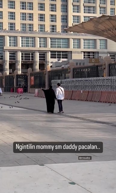 Ayu Dewi Regi Datau umrah © Instagram