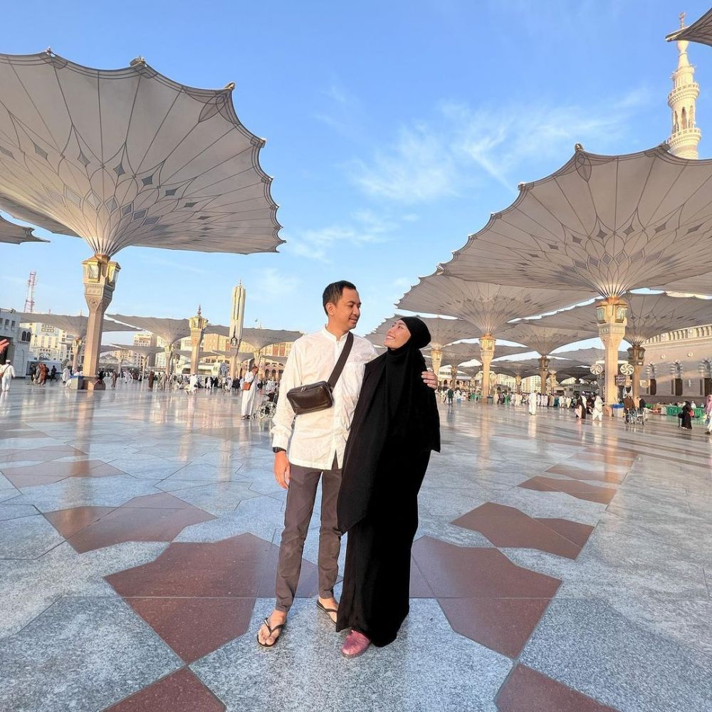 Ayu Dewi Regi Datau umrah © Instagram